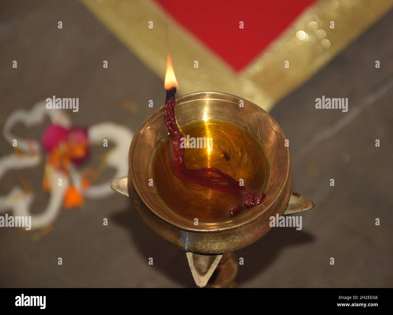 Messingdiya oder Lampe, die während einer Puja leuchtet Stockfoto