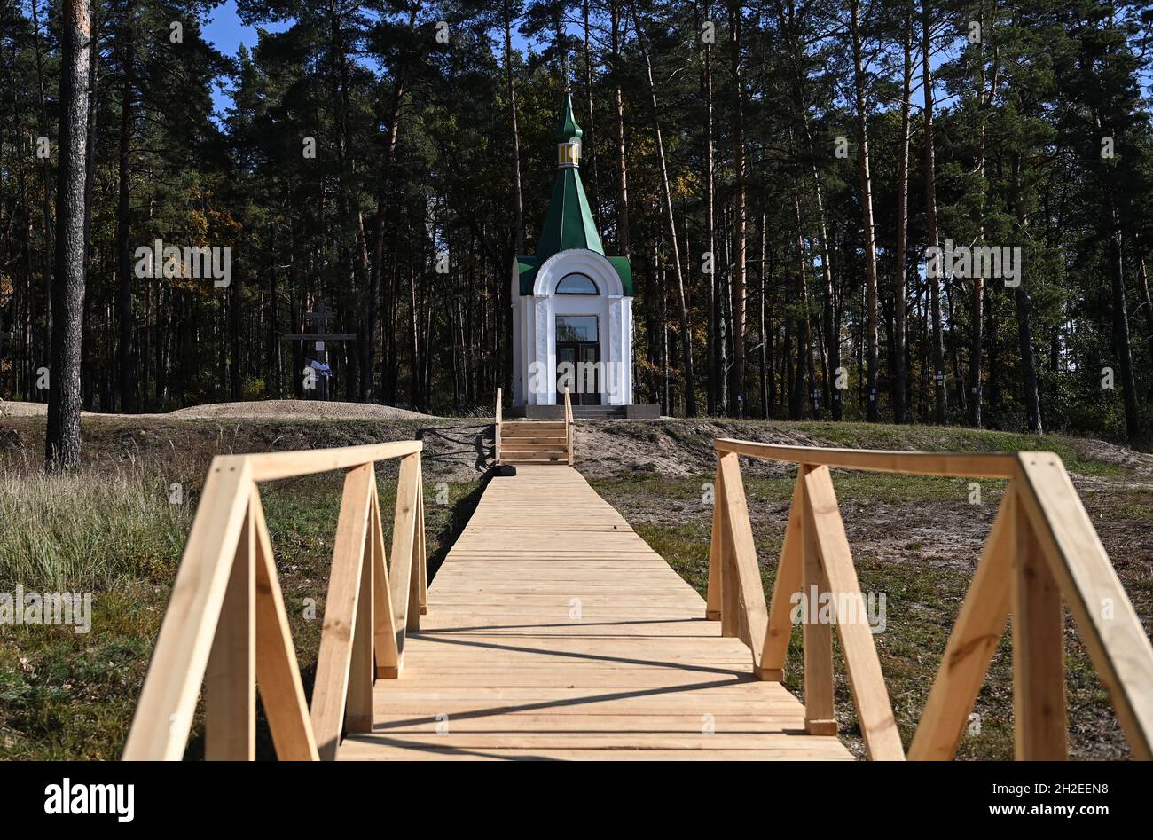 Korjukiwka, Ukraine. Oktober 2021. Grabstätte für die Opfer der deutschen Massaker. Die Gedenkstätte erinnert an die sogenannten "Strafmaßnahmen" der deutschen Besatzer gegen Zivilisten während des Zweiten Weltkriegs. Anfang März 1943 wurden dort als Reaktion auf die sowjetische Partisanenbewegung unter einem speziellen SS-Kommando rund 6,700 Menschen ermordet. Quelle: Britta Pedersen/dpa-Zentralbild/ZB/dpa/Alamy Live News Stockfoto