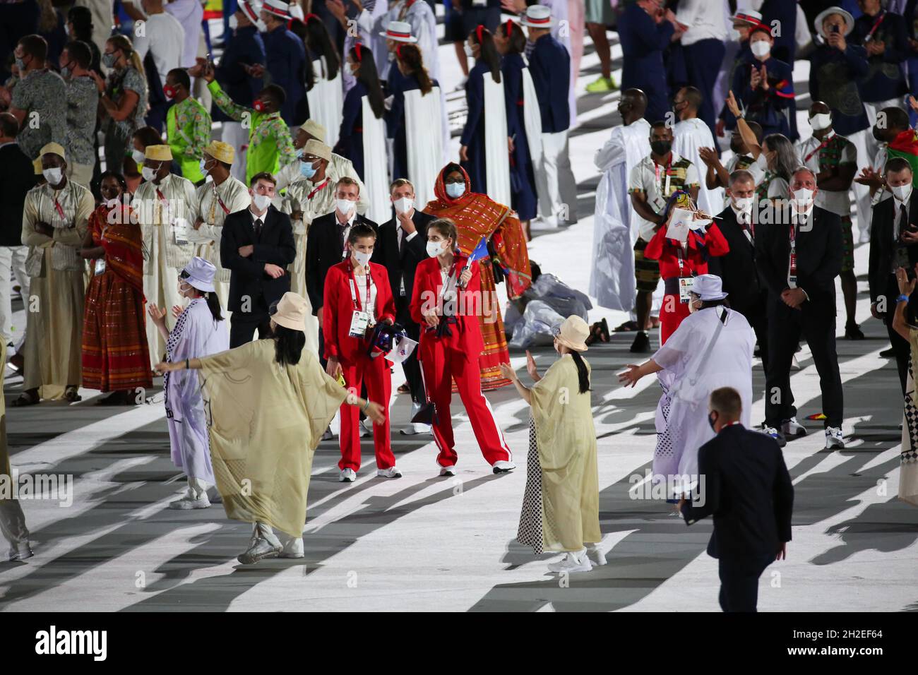 23. JULI 2021 - TOKIO, JAPAN: Athleten beobachten die Live-Action-Wiedergabe von 50 Piktogrammen, die die 50 Disziplinen dieser Olympischen Spiele darstellen Stockfoto