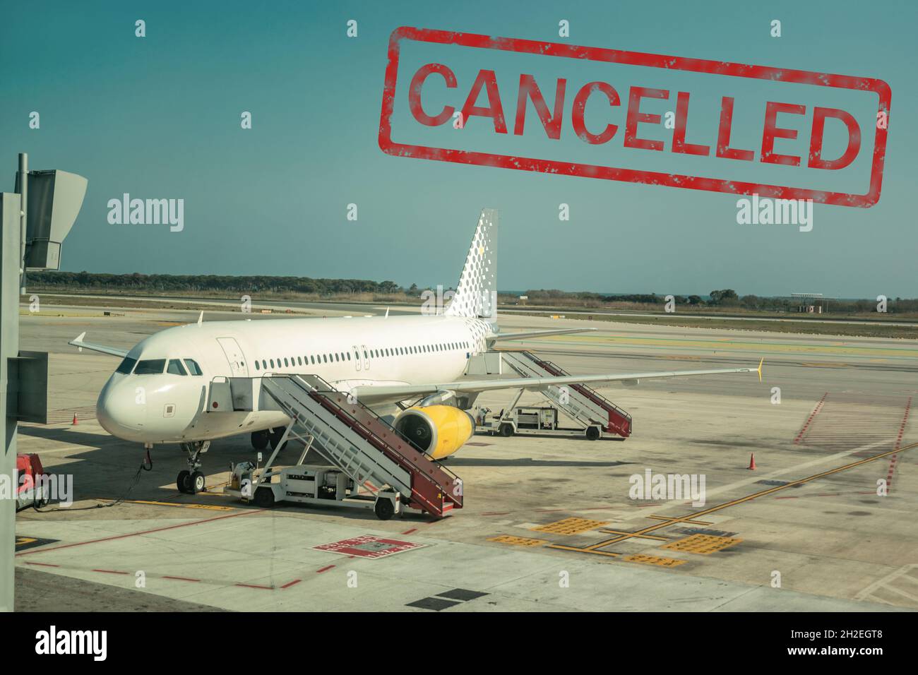 Barcelona, Spanien - 17. März 2019: Flug gestrichen. Viele Fluggesellschaften stornieren ihre Flüge aufgrund des Coronavirus-Ausbruchs. Epidemien-Virus 2 Stockfoto