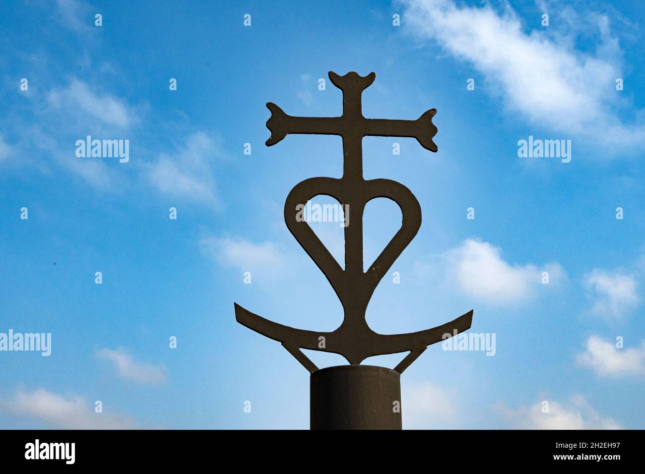 Glaube, Liebe und Hoffnung werden durch dieses Kreuz symbolisiert, das typisch für die Camargue in Südfrankreich ist Stockfoto