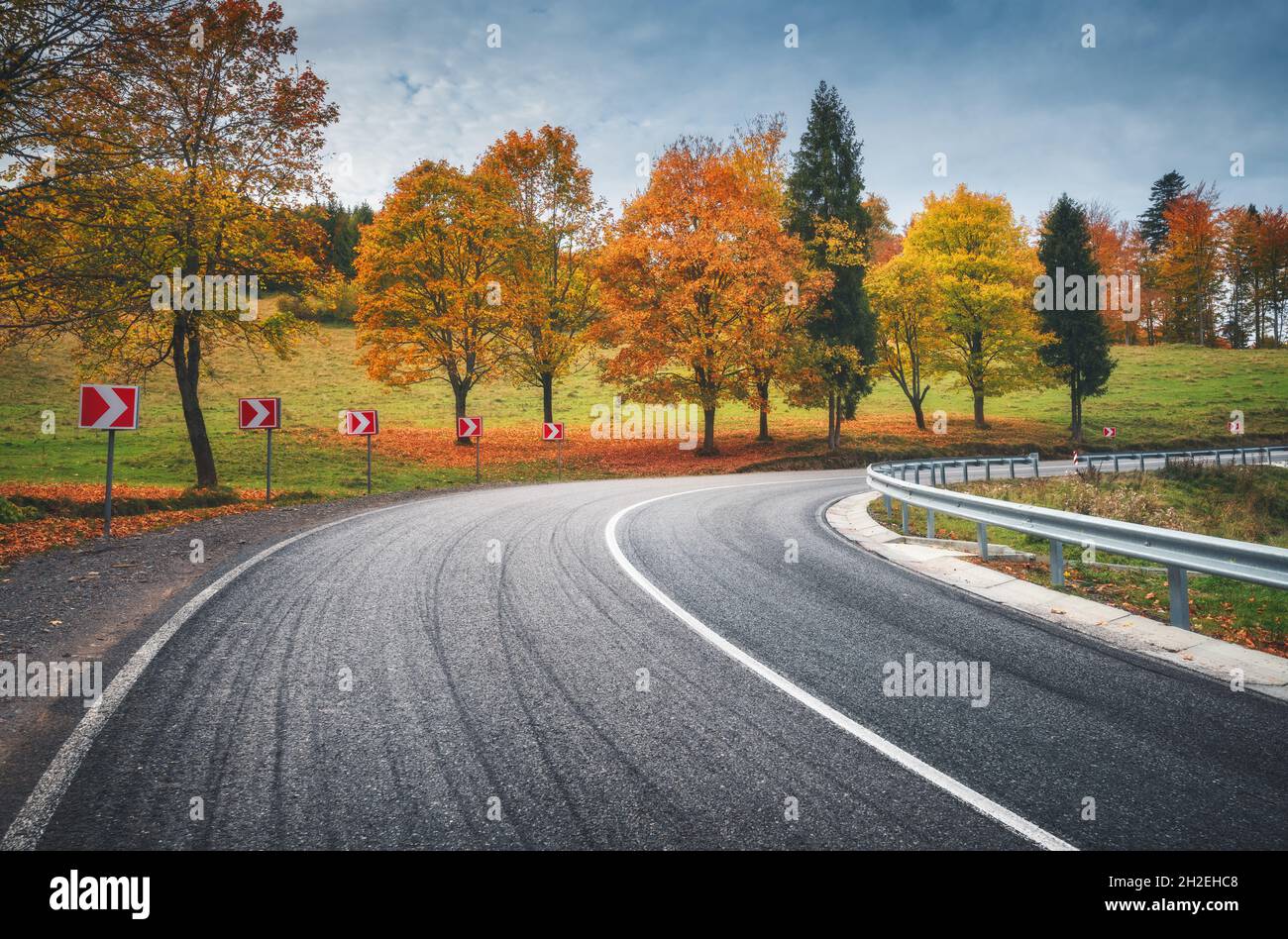 Straße im Herbstwald. Wunderschöne leere Bergstraße Stockfoto