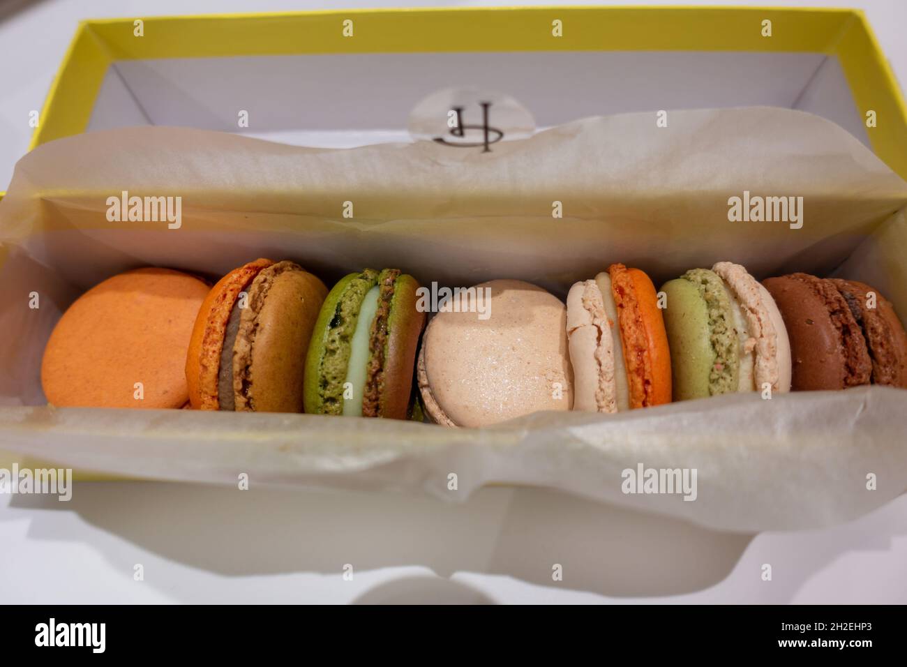Französische Macarons (auch als Macarons bekannt) werden aus Eiweiß und Puderzucker hergestellt Stockfoto