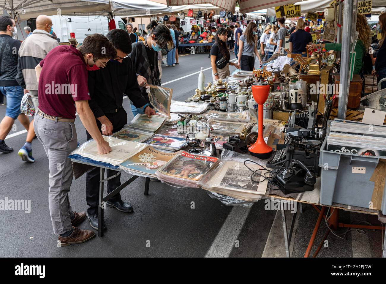 Zwei Männer stöbern auf dem Mercato di Porta Portese Second-Hand-Straßenmarkt im Stadtteil Trastevere in Rom, Italien Stockfoto