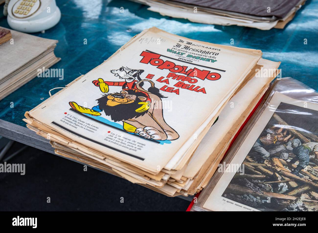 Vintage Topolino (Mickey Maus) Comic mit Pippo (Goofy) im Cover zum Verkauf auf dem Mercato di Porta Portese Straßenmarkt in Rom, Italien Stockfoto