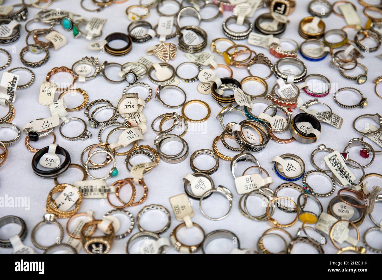 Sortiment an Ringen zum Verkauf auf dem Sonntagsmarkt Mercato di Porta Portese im Stadtteil Trastevere in Rom, Italien Stockfoto