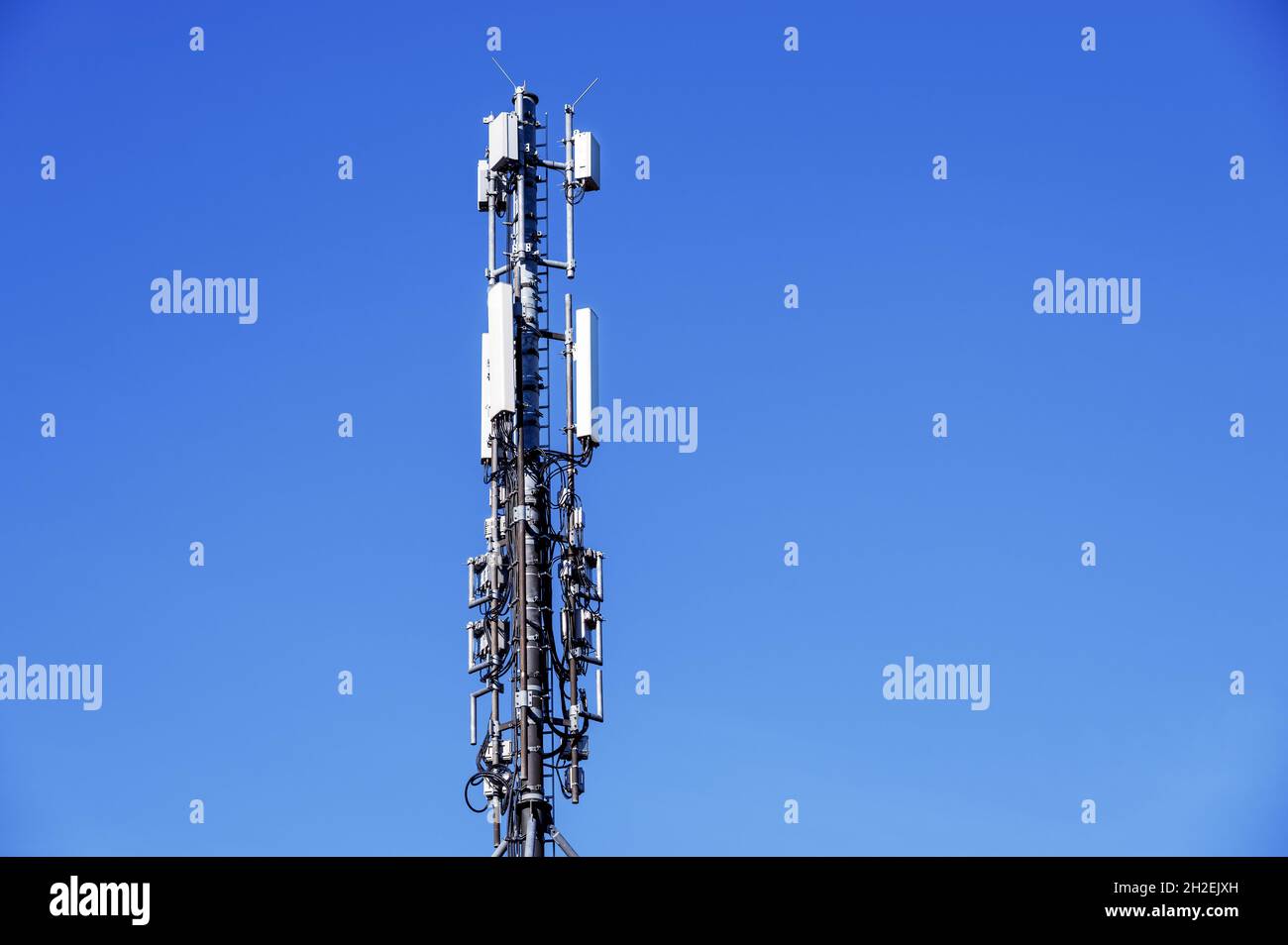 Funksignale von Mobilfunknetzen, schnurlosen Telefonen und drahtlosen Netzwerken übertragen Stockfoto