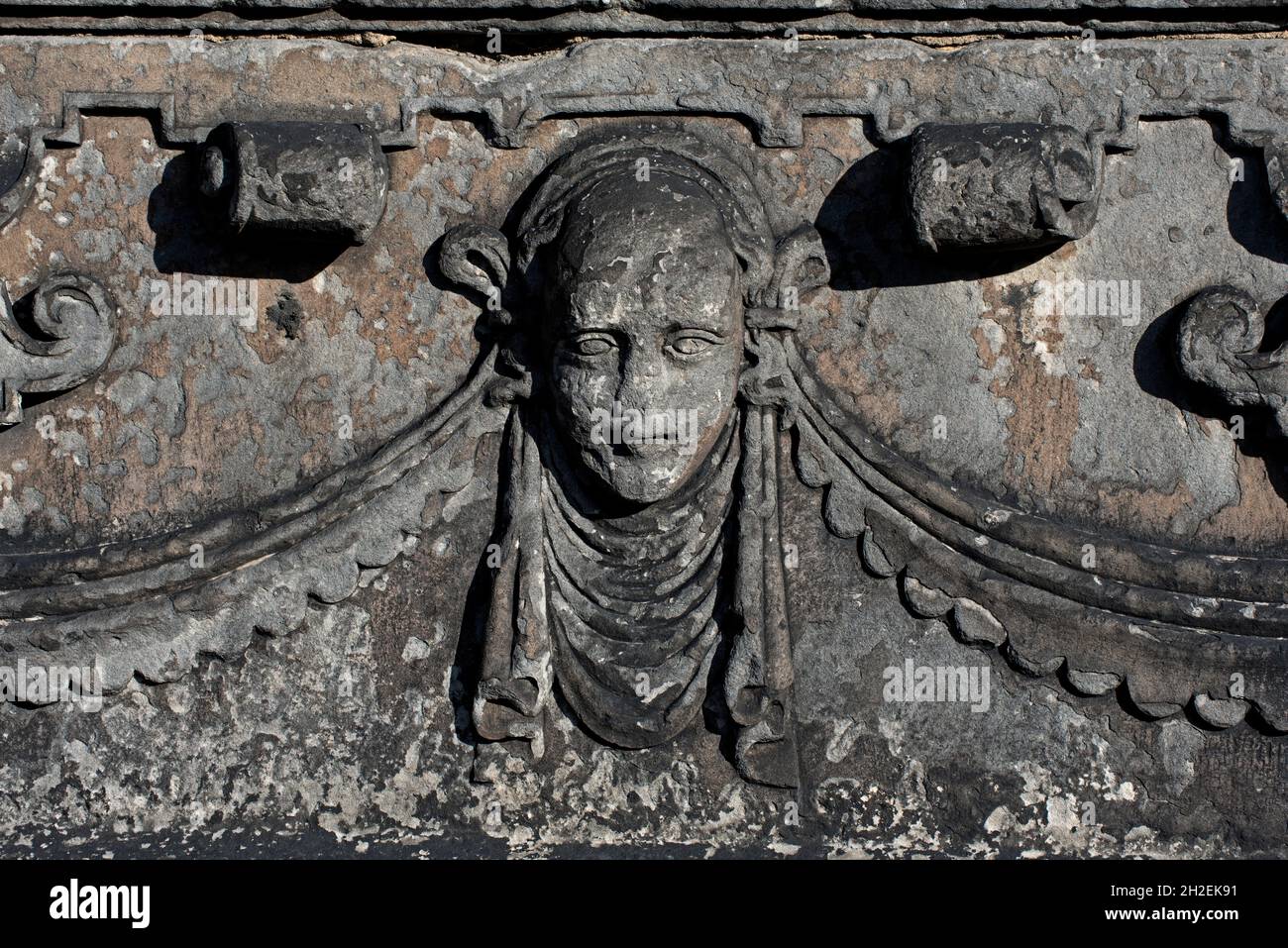 Detail aus dem Grab des Sir Robert Dennistoun des Mountjoy in Greyfriars Kirkyard in Edinburgh. Stockfoto