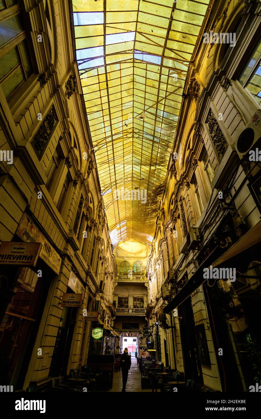 Bukarest, Rumänien, 22. November 2020 - die alte historische Pasajul Macca Vilacrosse Passage mit Cafés und Restaurants in der Nähe von Calea Victoriei (Vic Stockfoto