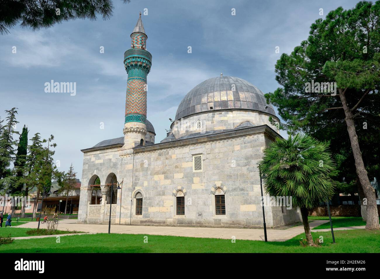 Grüne Moschee (Yesil Cami) Minarett in iznik, die von vielen iznik Fliesen bedeckt ist, iznik Keramik türkisfarbene Farbe erweitern Himmel Gravur auf Marmorsteinen. Stockfoto