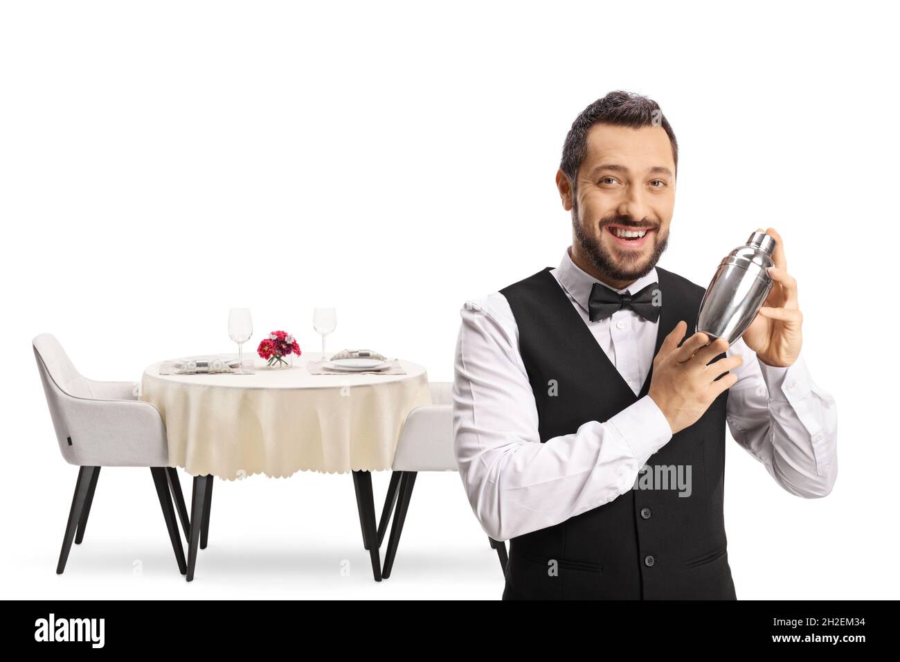 Barkeeper mit Cocktail-Shaker vor einem Restauranttisch auf weißem Hintergrund isoliert Stockfoto