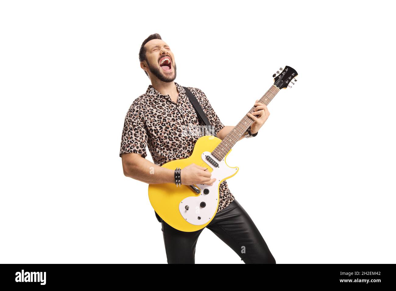 Cooler junger Mann, der eine E-Gitarre spielt und isoliert auf weißem Hintergrund singt Stockfoto