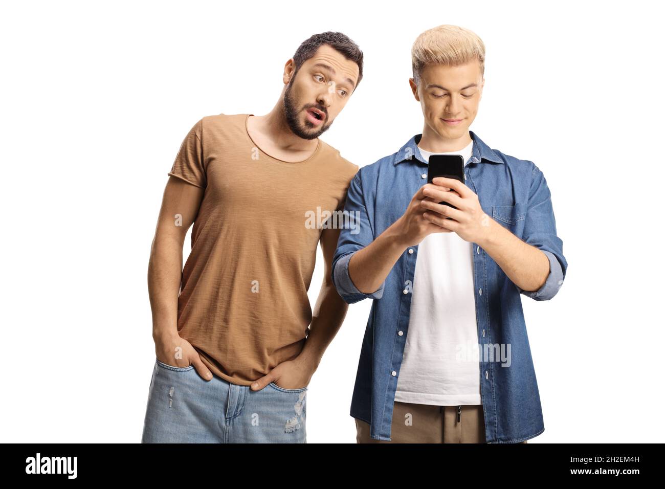 Verdächtiger Typ überprüft das Smartphone seines Freundes isoliert auf weißem Hintergrund Stockfoto