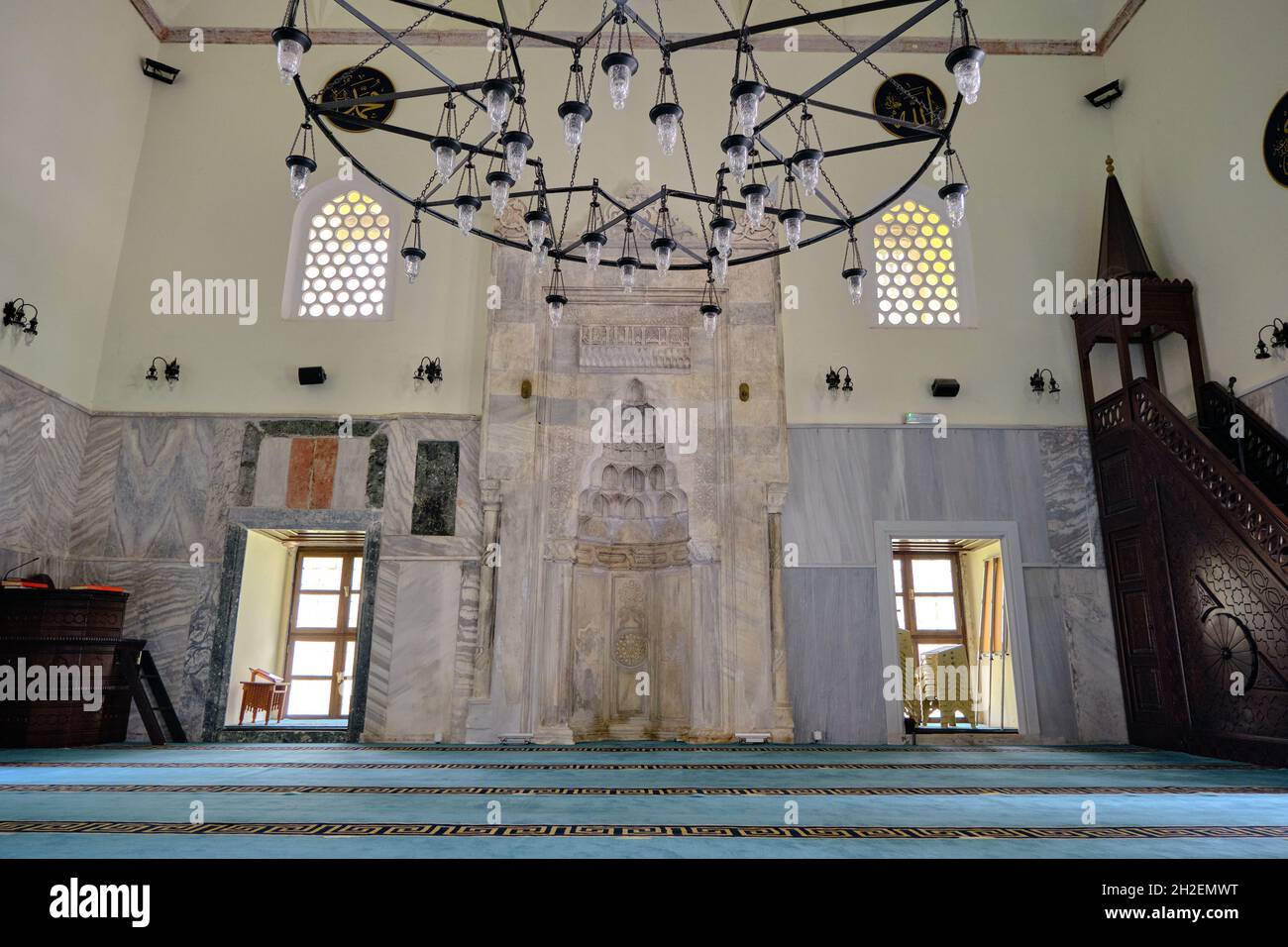 (iznik), Bursa Türkei. Im Inneren der grünen Moschee (yesil Cami) und türkisfarbenen Teppichen und Gravuren von Marmorsteinen und hölzernen Minbar Stockfoto