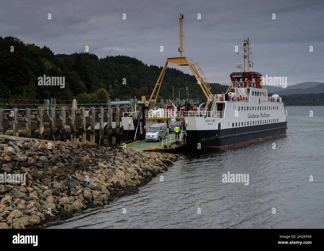 CALMAC RO-RO Fähre 'Loch Fyne' legt am Lochaline Terminal auf dem schottischen Festland an und entlädt Fahrzeuge, die von Fishnish auf der Isle of Mull aus fahren. Stockfoto