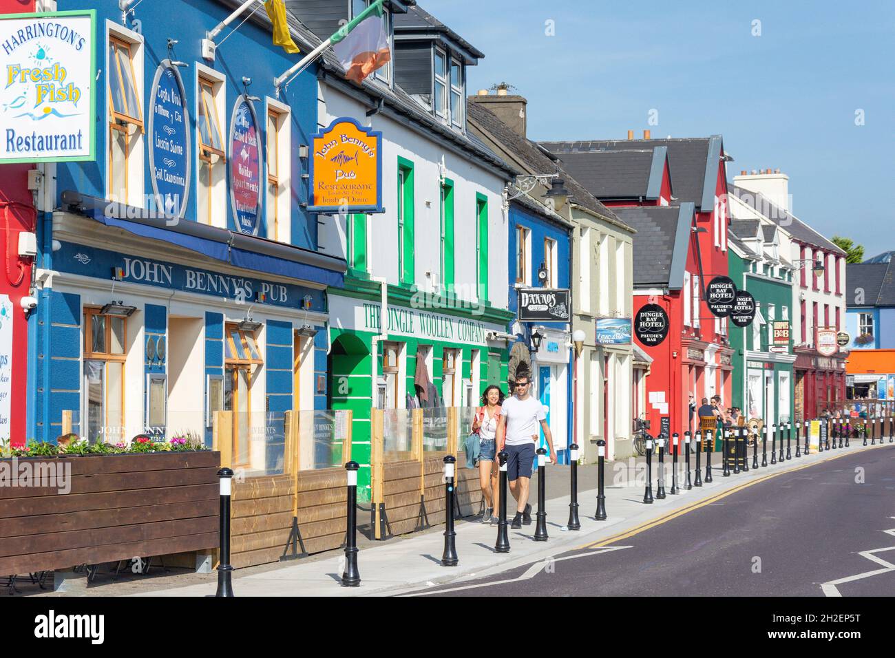 Farbenfrohe Restaurants und Bars am Meer, Strand Street, Dingle, Dingle Peninsula (Corca Dhuibhne), County Kerry, Republik Irland Stockfoto