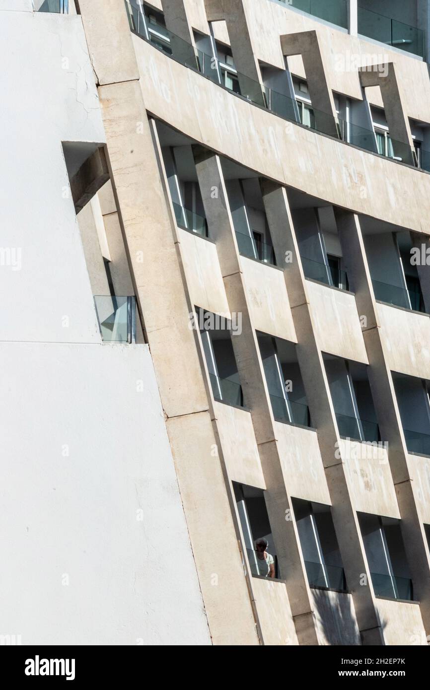 Detail eines brutalistischen Betonhotels in Can Pastilla in der Nähe von Palma Mallorca, Spanien Stockfoto