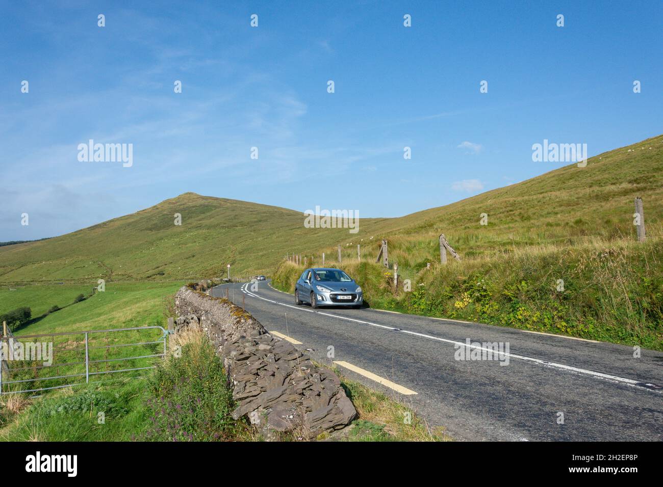 Auto auf der N86 nach Dingle, Dingle Peninsula (Corca Dhuibhne), County Kerry, Republik Irland Stockfoto