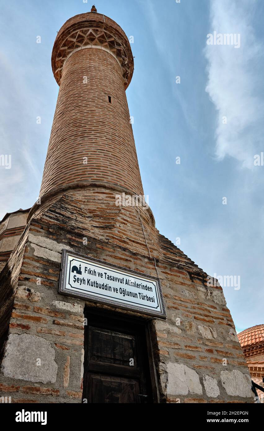 Nicaea (iznik), Bursa Türkei. Seyh kutbuddin und sein Sohn Grab aus roten Ziegeln Wand mit seinem Minarett erstreckt sich bis zu blau wolkigen Himmel Stockfoto