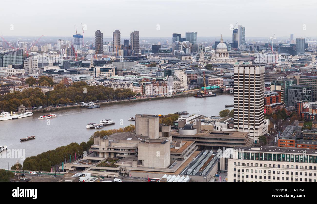 London, Großbritannien - 31. Oktober 2017: Stadtbild von London, Panoramablick aus der Luft mit dem Nationaltheater im Vordergrund Stockfoto