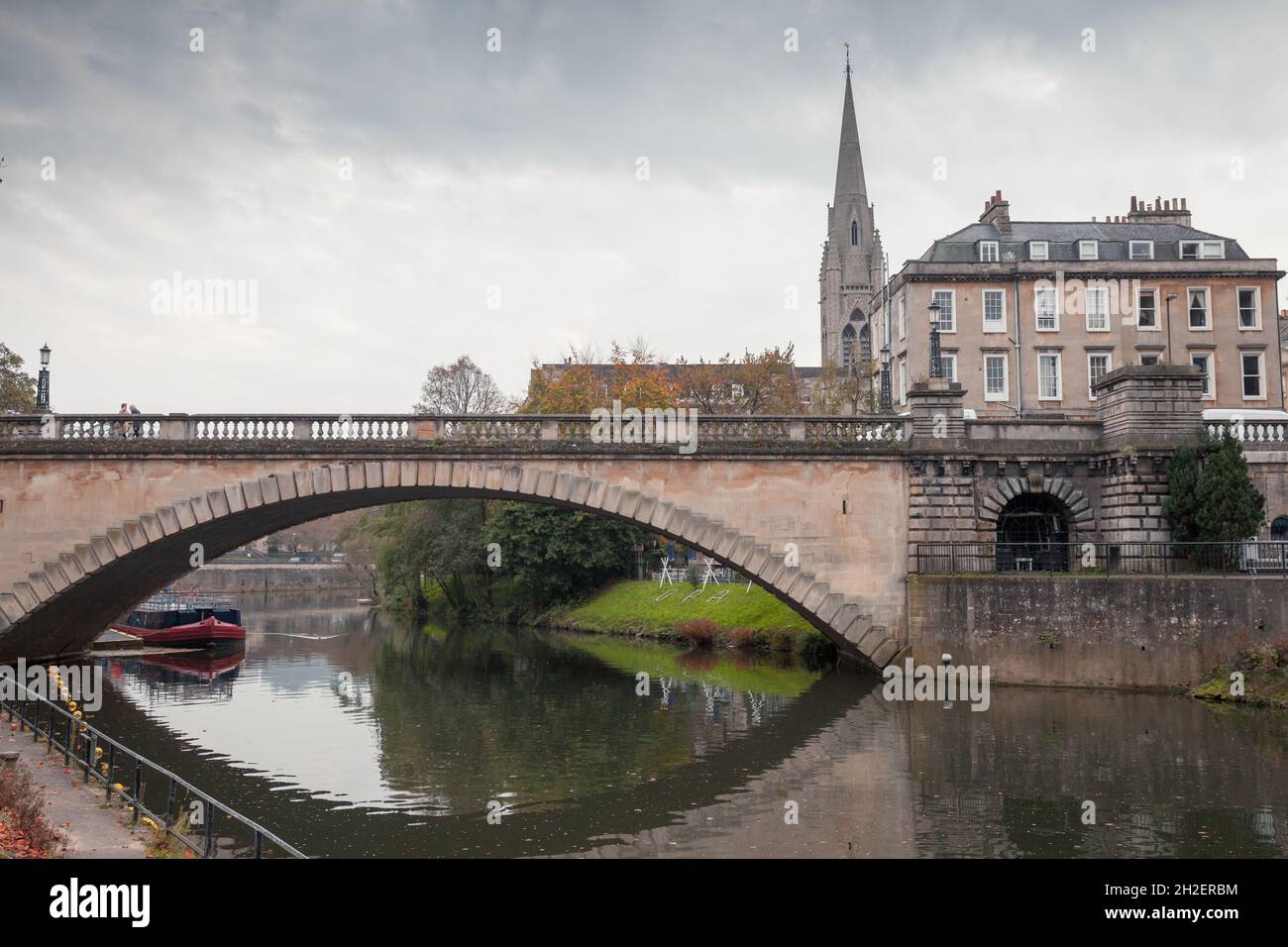 Bath, Großbritannien - 3. November 2017:Blick auf die Altstadt mit der St. John the Evangelist Church und der Bogenbrücke über den Avon-Fluss Stockfoto