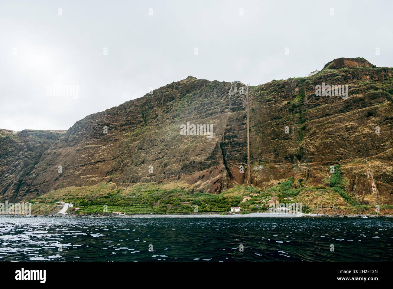 Panoramablick auf die schiere vulkanische Klippe, die sich über dem Ozean erhebt. Stockfoto