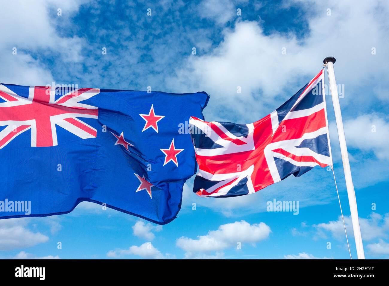 Flagge von Neuseeland und Großbritannien. Trade-Deal-Konzept. Stockfoto