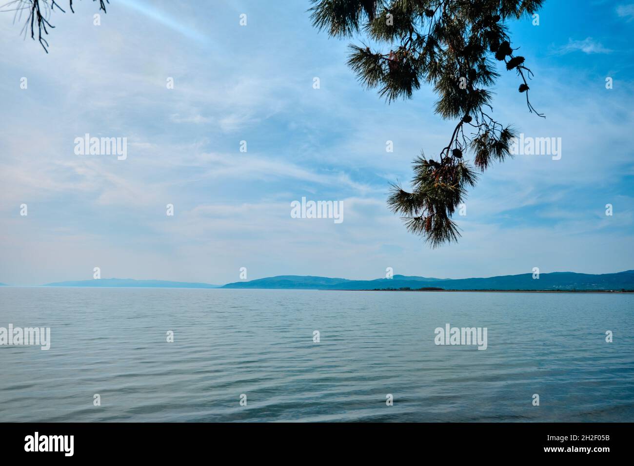 Ein Ufer und der Rand des Nicaea (iznik) See während des sonnigen Tages Stockfoto