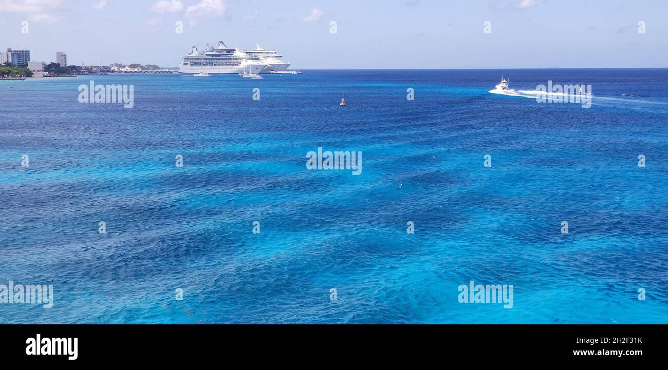 Schöner Blick auf das türkisfarbene Wellenmeer, das unter dem wolkig-blauen Himmel schimmert Stockfoto