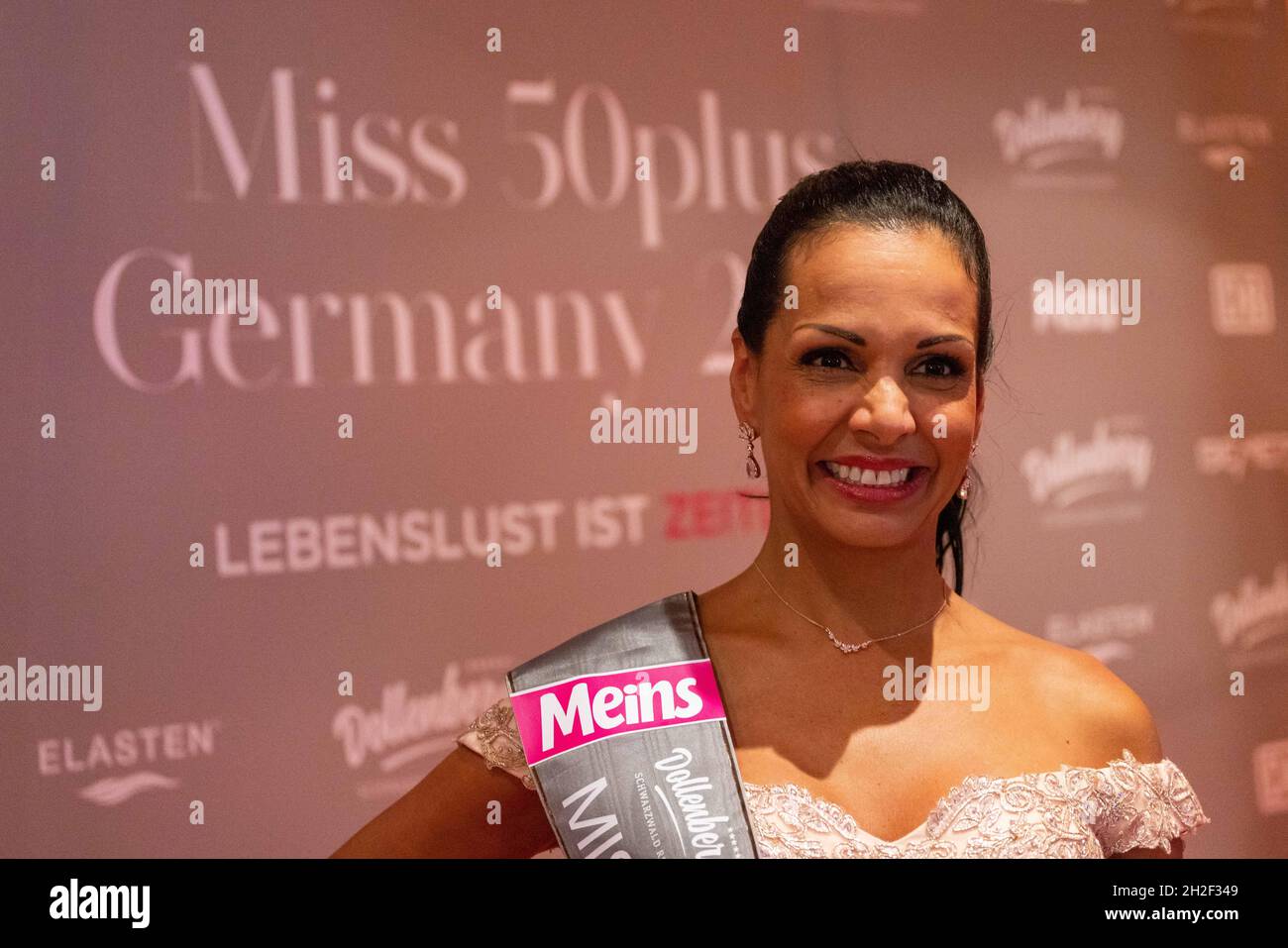 Bad Peterstal Griesbach, Deutschland. Oktober 2021. Marielena Aponte, Miss 50 plus 2021, freut sich über ihre Wahl. Eine prominente Jury kürte die neue Miss 50plus Deutschland aus zehn Finalisten. Quelle: Philipp von Ditfurth/dpa/Alamy Live News Stockfoto