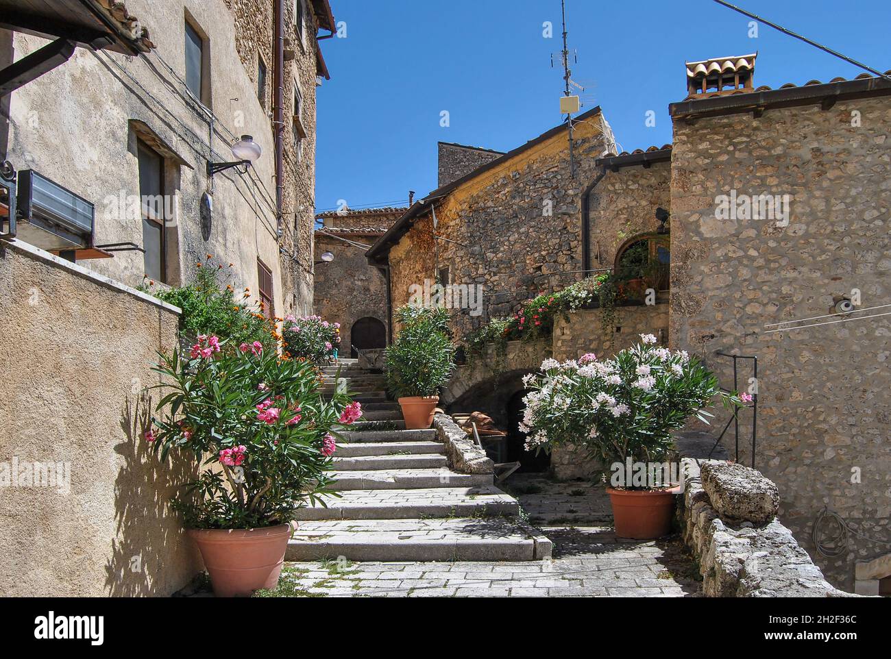 Eine malerische Gasse in Santo Stefano di Sessanio, einer alten Hügelstadt in der Provinz L'Aquila, Region Abruzzen, Italien Stockfoto