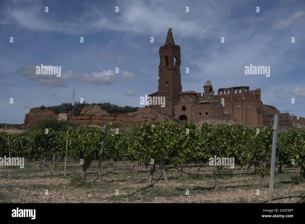 BELCHITE, SPANIEN - 26. Sep 2021: Eine alte Ruinenstadt von Belchite gegen einen bewölkten Himmel in Spanien Stockfoto