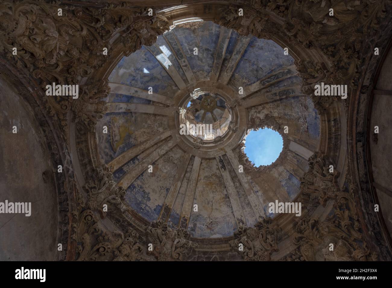 BELCHITE, SPANIEN - 26. Sep 2021: Eine Ansicht von unten einer beschädigten Kuppel einer Kirche in der Altstadt von Belchite in Spai n Stockfoto