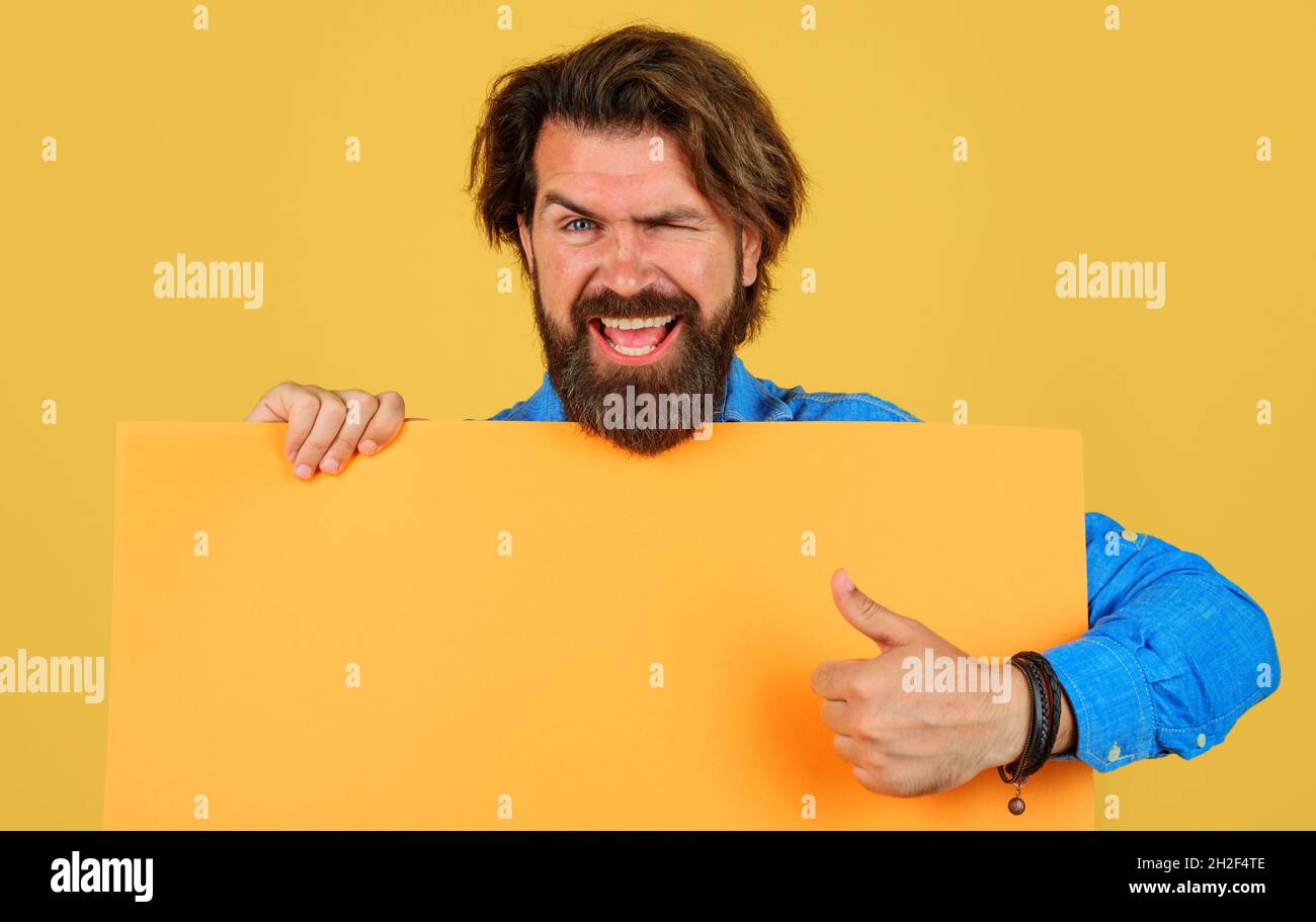 Lächelnder Mann mit leerem Werbebanner für Ihren Text. Bärtiger Kerl zeigt Daumen nach oben. Großer Verkauf und Rabatt. Schwarzer freitag. Speicherplatz kopieren. Stockfoto