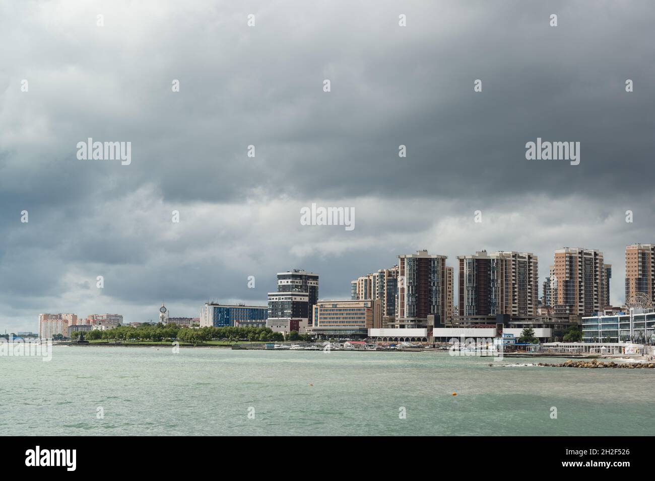 Noworossijsk, Russland, 13. August 2021: Panoramablick auf den Damm von General Serebryakov und die moderne südliche Stadt an einem bewölkten Sommermorgen Stockfoto