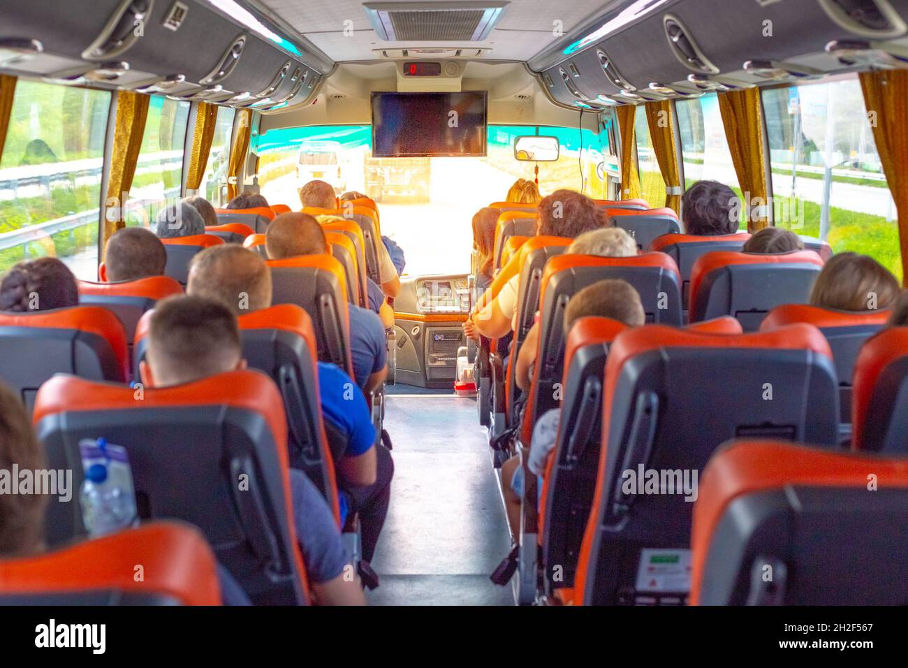 Touristen fahren auf einem Ausflug mit dem Bus, um die Sehenswürdigkeiten der Stadt zu sehen Stockfoto