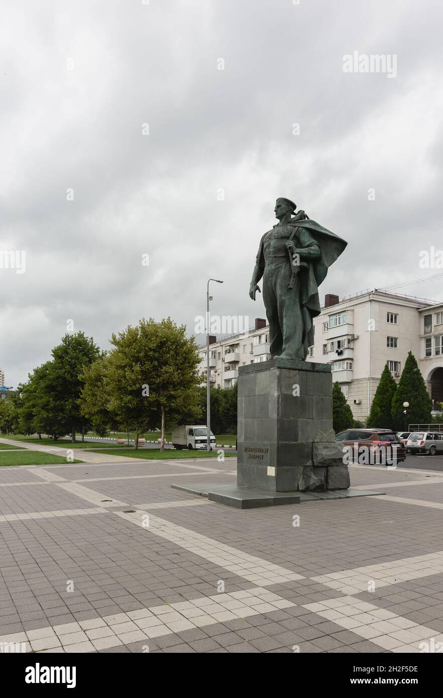 Noworossijsk, Russland, 13. AUGUST 2021: Denkmal für den unbekannten Seefahrer am Ufer des Generals Serebrjakow in der südlichen Stadt an einem bewölkten Tag Stockfoto