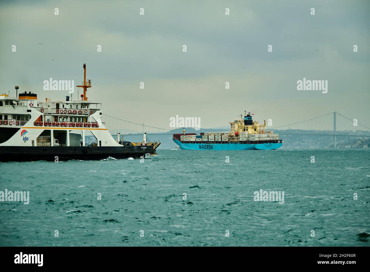 Bewölkt und regnerisch Tag in istanbul bosporus und Transport Schiff und Fußgängerfähre und istanbul 15 temmuz sehitler Brücke backgrund. Stockfoto