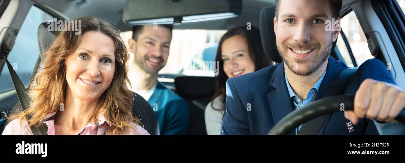 Carpool Ride Share. Gruppe Von Freunden Im Taxi Stockfoto