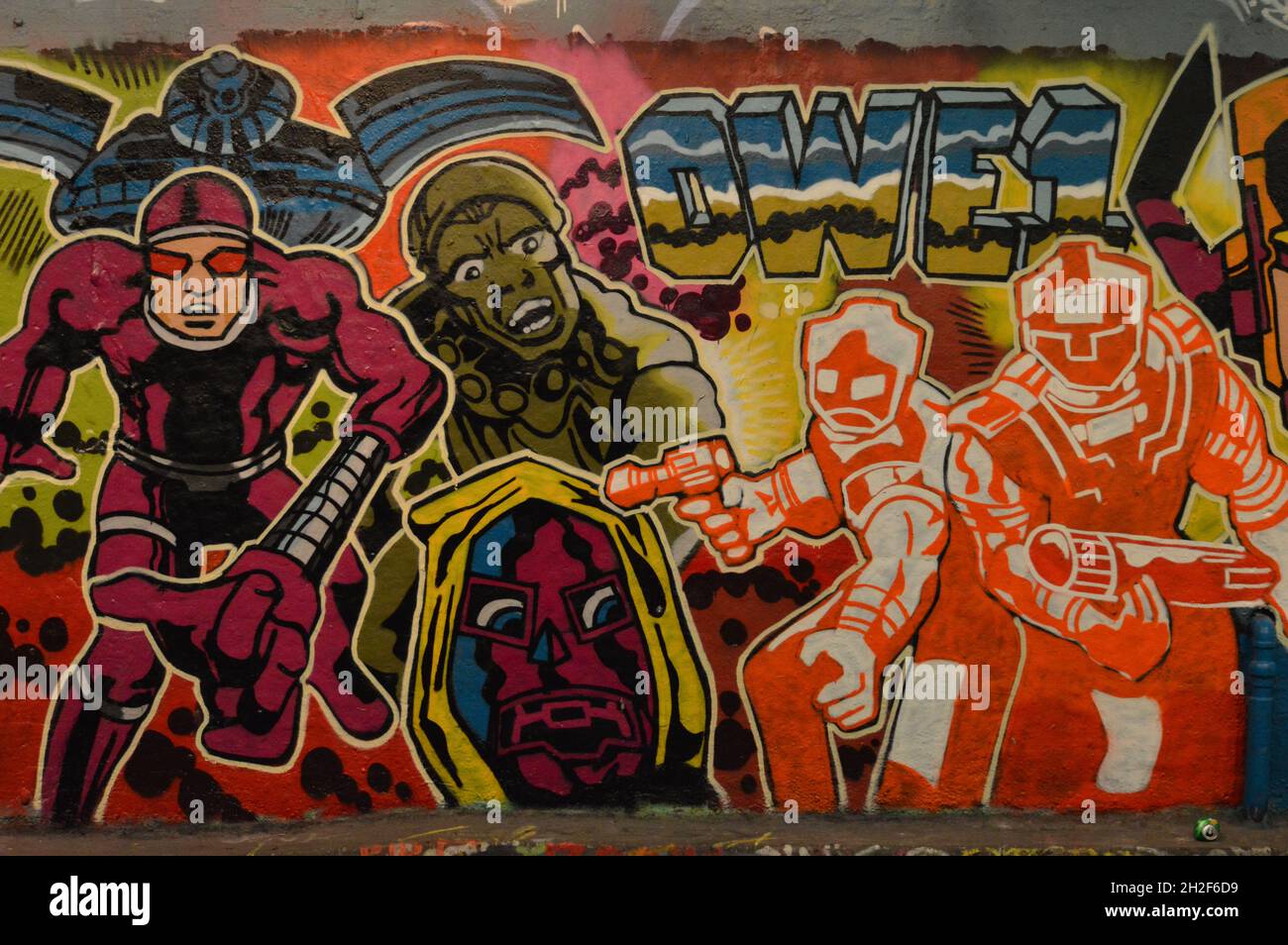 London, Großbritannien. 14. Oktober 2021. Farbenfrohe Kunstwerke und Wandgemälde im Leake Street Graffiti Tunnel in London. Stockfoto