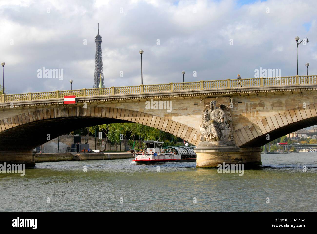 Pont des Invalides über der seine, Paris, Frankreich, geschmückt mit kunstvollen Statuen und dem Eiffelturm dahinter Stockfoto