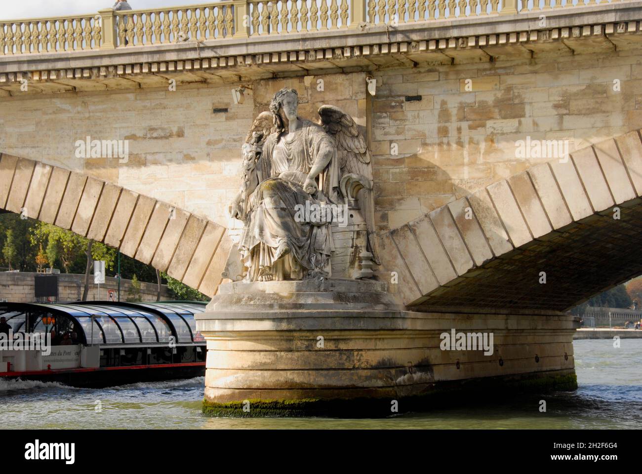 Pont des Invalides über der seine, Paris, Frankreich, geschmückt mit reich verzierten Statuen Stockfoto