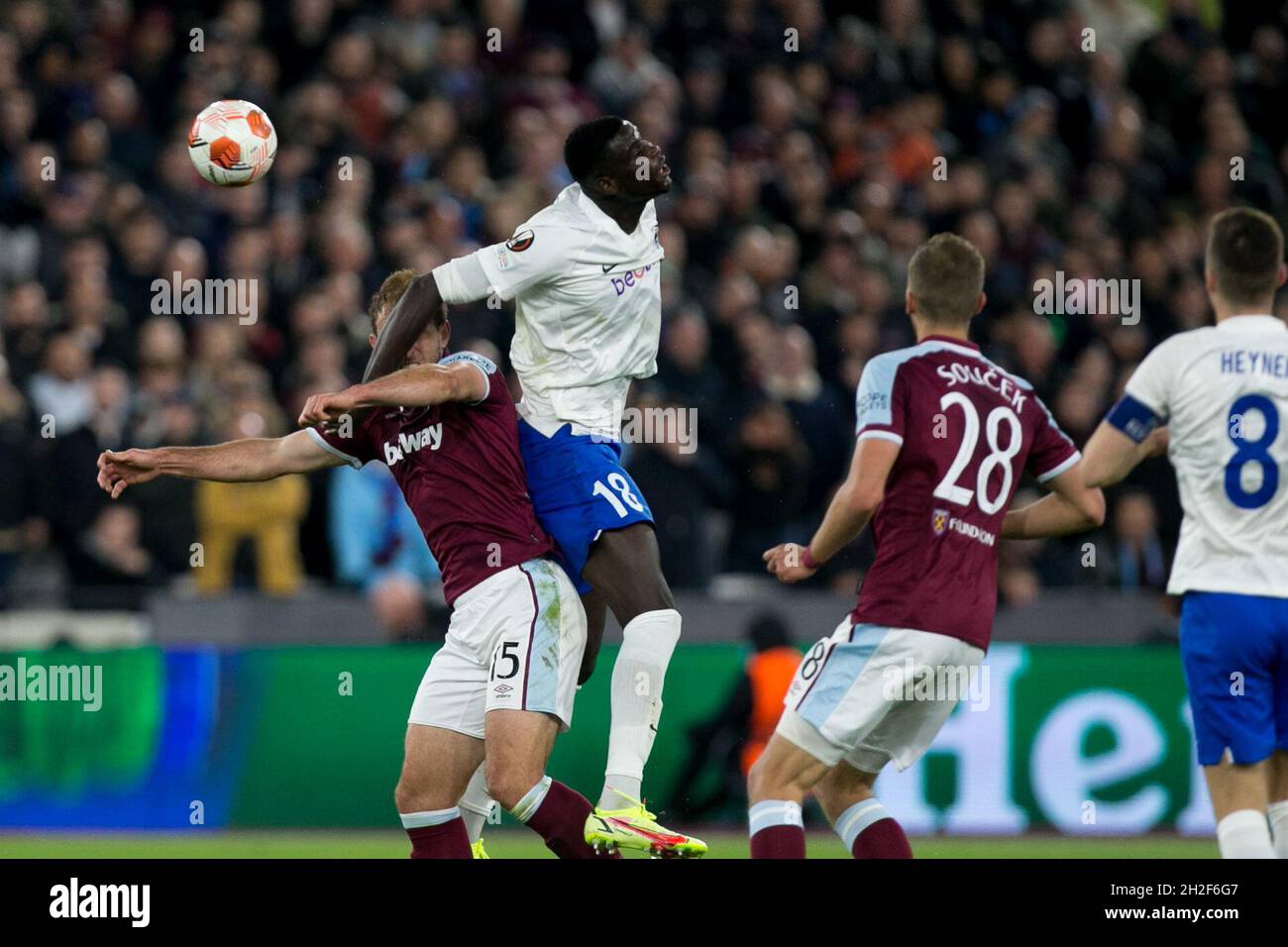 LONDON, GROSSBRITANNIEN. 21. OKTOBER Craig Dawson von West Ham und Paul Onuachu von KRC Genk kämpfen während des UEFA Europa League-Spiels zwischen West Ham United und KRC Genk im London Stadium, Stratford am Donnerstag, 21. Oktober 2021, um den Ball. (Kredit: Federico Maranesi | MI News( Kredit: MI News & Sport /Alamy Live News Stockfoto