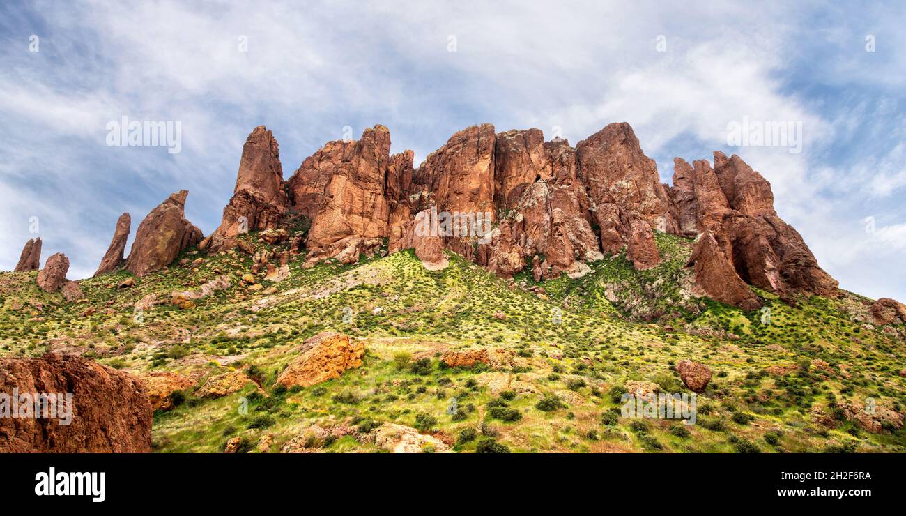 Flatiron Basin im Lost Dutchman State Park Panorama. Panoramablick auf das Flatiron in den Superstition Mountains von der Spitze des Treasure Loop Trail. Stockfoto