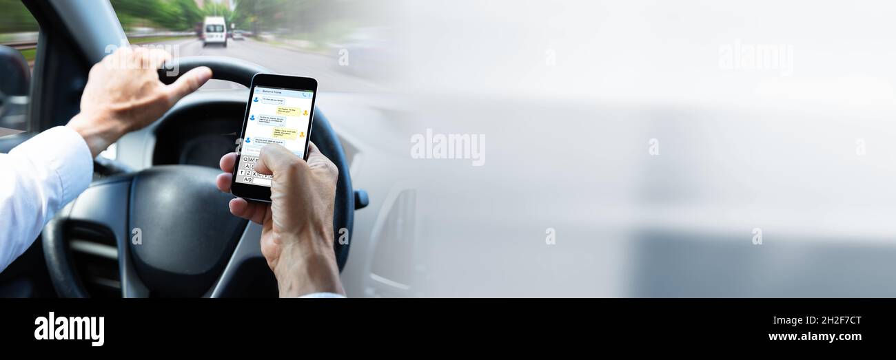 Mann, Der Während Der Fahrt Mit Dem Auto Eine Textnachricht Auf Dem Mobiltelefon Eingibt Stockfoto