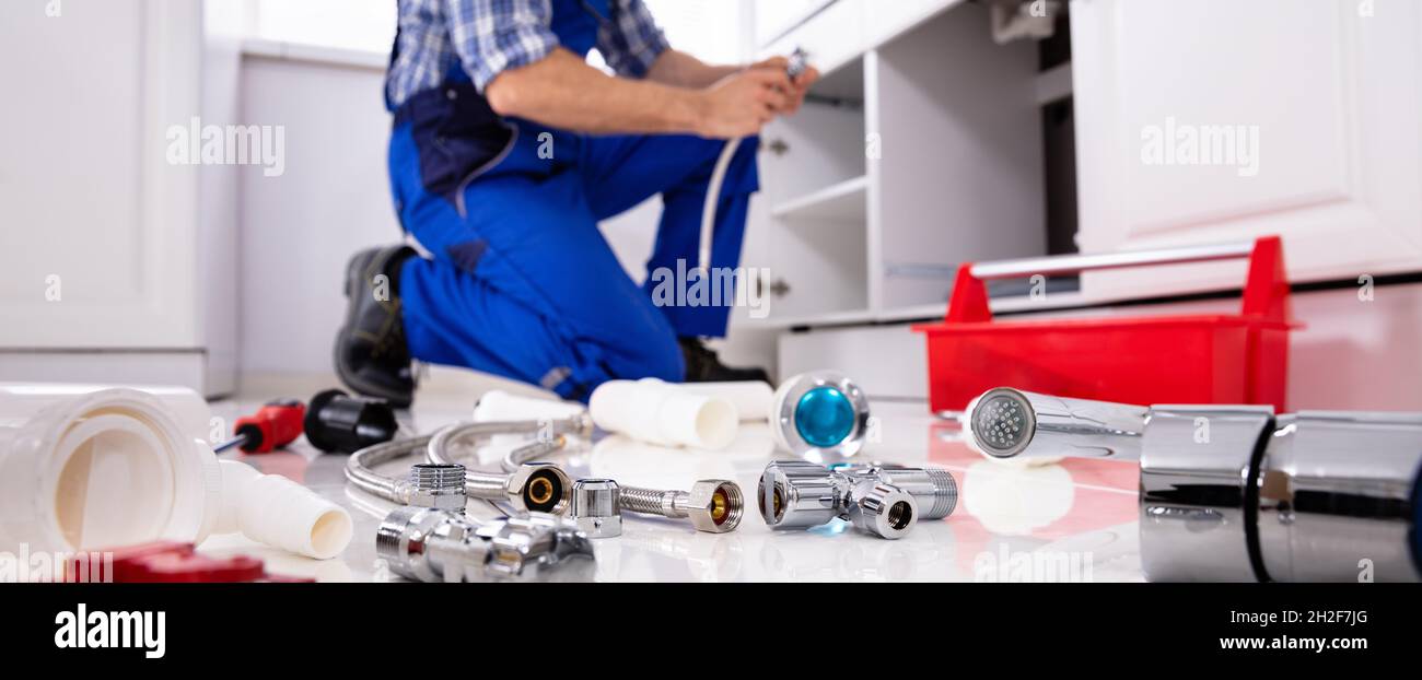 Klempner Reinigung Küche Abfluss Und Rohr Mit Werkzeugen Stockfoto