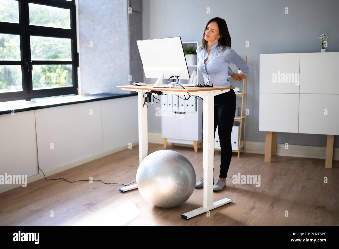 Übung Zum Dehnen Der Mitarbeiter Am Schreibtisch Im Büro Stockfoto