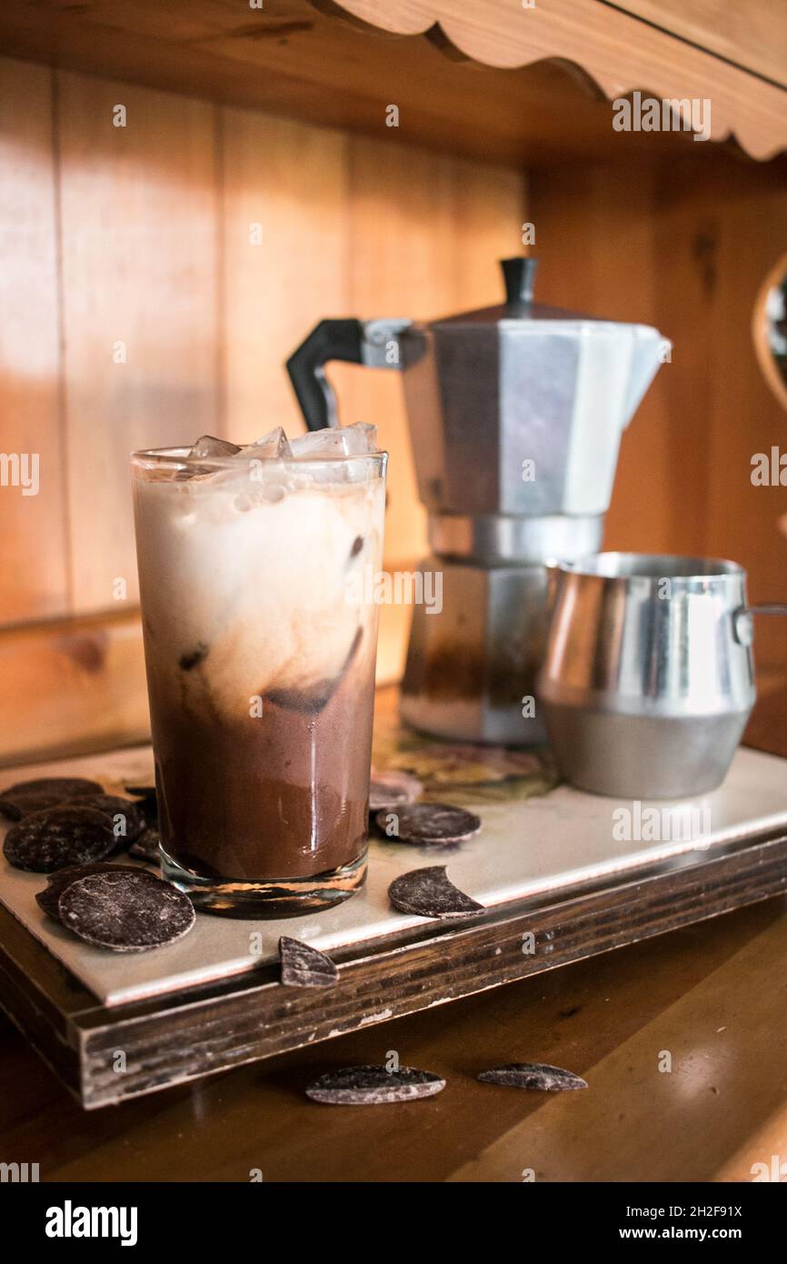 Bereit, köstlichen Schokolade Eiskaffee auf Tablett mit Schokolade, schlanke hölzerne Vibes zu trinken Stockfoto