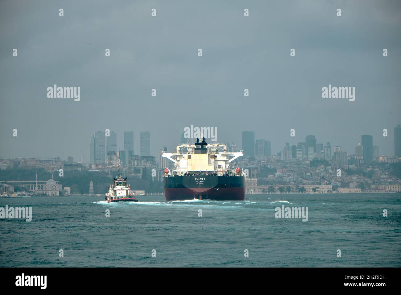 Bewölkt und regnerisch Tag in istanbul bosporus und Transport Schiff und Fußgängerfähre und istanbul Stadt Silhouette Hintergrund. Stockfoto