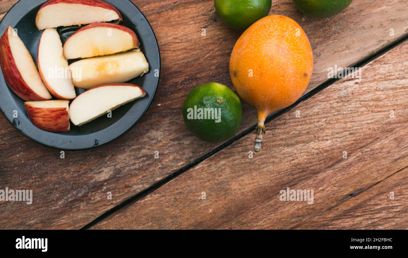 Flache Laie kolumbianischer Früchte auf Holzhintergrund Stockfoto